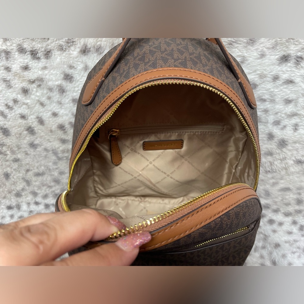 MICHAEL KORS SHEILA MEDIUM SIGNATURE LOGO BACKPACK (NEW WITHOUT TAGS) - Picture 4 of 7